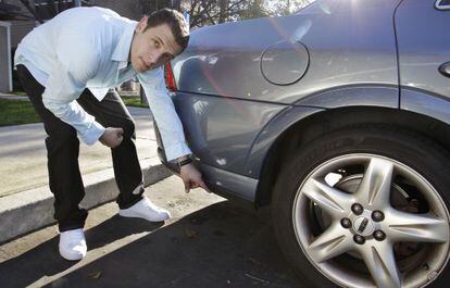 Yasir Afifi, de San Jos&eacute;, California, muestra el GPS instalado en su coche.