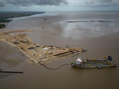 Un barco construye una isla artificial para crear un puerto costero que facilite la extracción petrolera en altamar, en la boca del río Demerara.