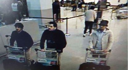 Una imatge d'una càmera de seguretat de l'aeroport de Brussel·les mostra tres sospitosos dels atacs.