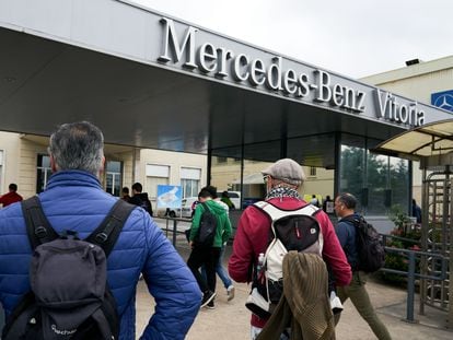 Varios trabajadores entran este martes en la fábrica de Mercedes en Vitoria.