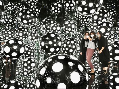 Varias personas se toman un selfi en una instalación de Yayoi Kusama expuesta en el M+ Museum, en Hong Kong.