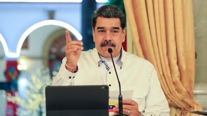 Fotografía cedida por prensa de Miraflores del presidente venezolano, Nicolás Maduro, quien sostiene una figura del beato José Gregorio Hernández en un acto de gobierno, el 8 de octubre de 2021, en Caracas (Venezuela).