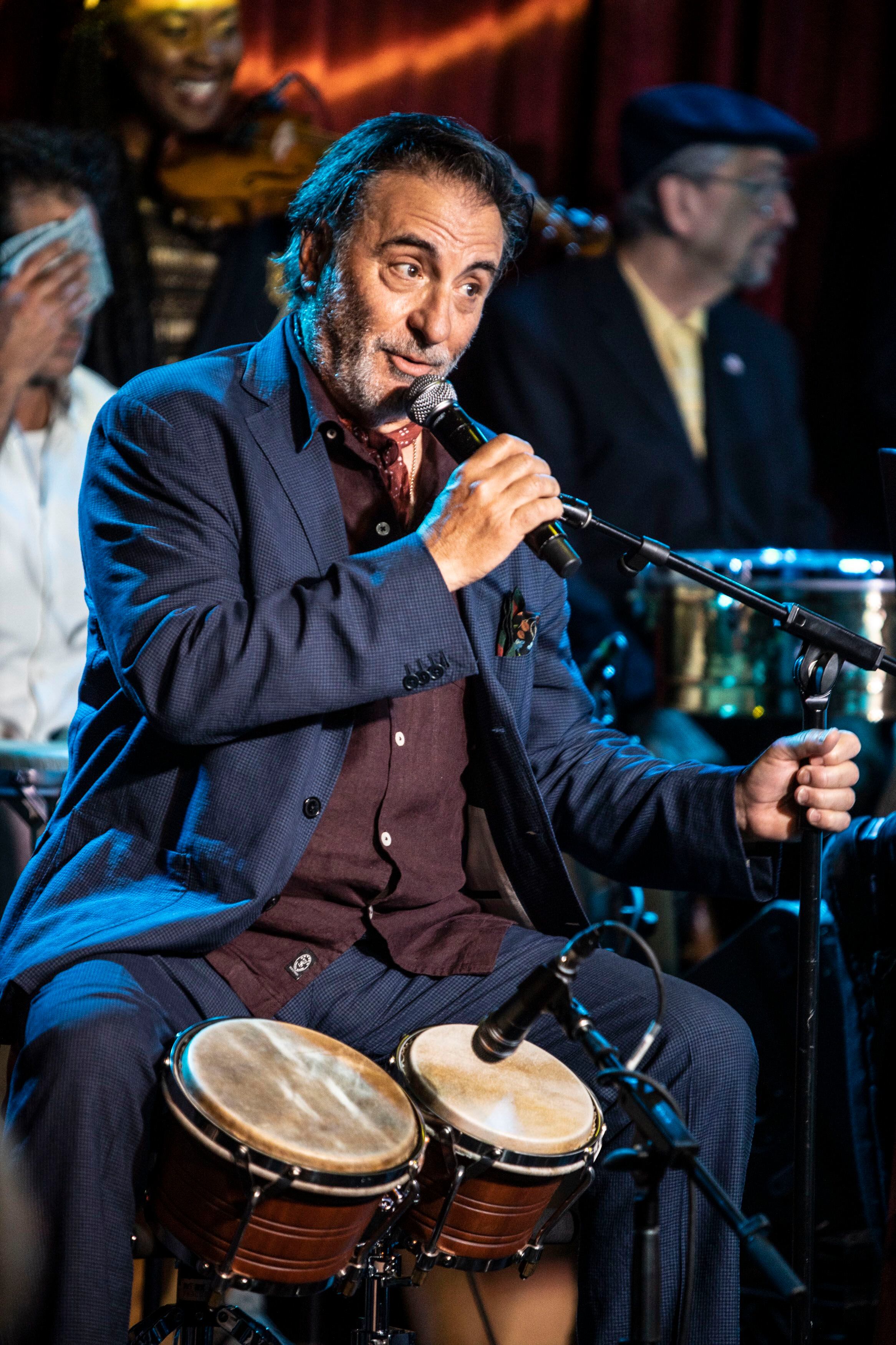 Andy Garcia, junto a su banda The Cineson All Stars, tocando en el Catalina Jazz Club (Los Ángeles) en junio de 2023.