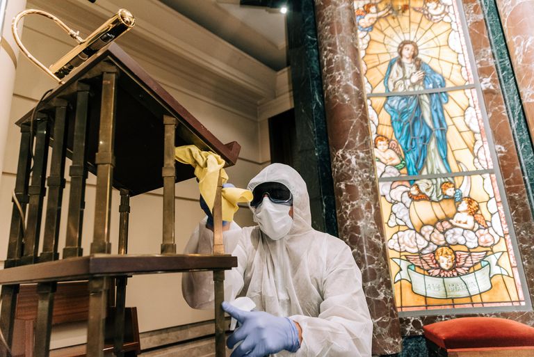 Un militar desinfecta las instalaciones del seminario diocesano de Vitoria, ofrecido por el Obispado como alojamiento para personal médico.