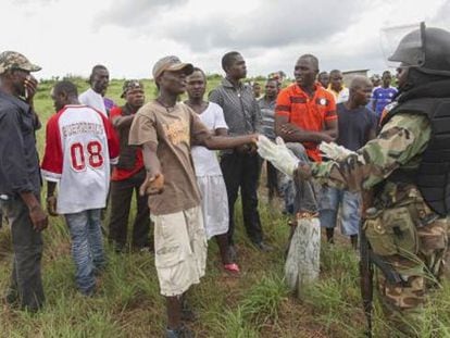 Campesinos de Johnsonville (Liberia) protestan ante los planes de enterrar a víctimas del ébola en sus tierras.