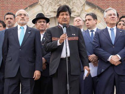 El presidente de Bolivia, Evo Molares, junto al expresidente Carlos Mesa  (izquierda), en La Haya.