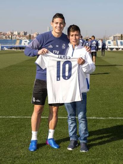 Johan Alexis Ramírez Castro con su ídolo, James.