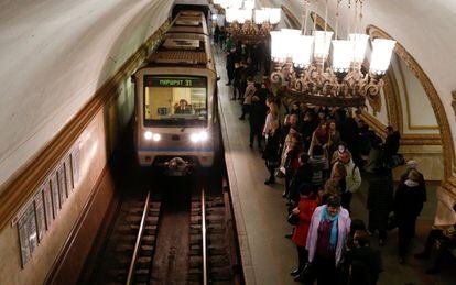 Viajeros esperan la llegada del tren en la estación Kurskaya.