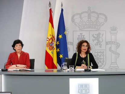 La portavoz del Gobierno y ministra de Hacienda, María Jesús Montero, junto a la ministra de Industria, Comercio y Turismo, Reyes Maroyo (d), y la titular de Educación y Formación Profesional, Isabel Celáa, durante la rueda de prensa posterior al Consejo de Ministros de este martes.