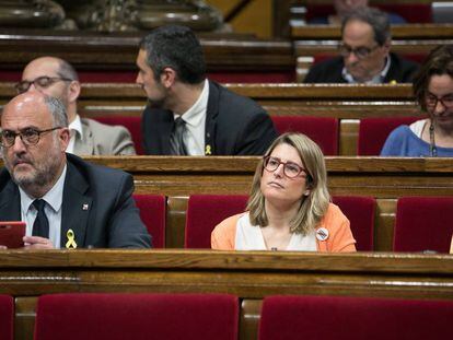 Els diputats de Junts per Catalunya Eduard Pujol i Elsa Artadi, al Parlament.