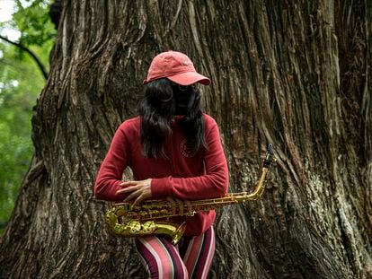María Elena Ríos posa con su saxofón en un parque en Santo Domingo Tonalá, Oaxaca