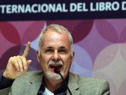 El presidente de la Feria Internacional del Libro de Guadalajara (FIL), Raúl Padilla, habla hoy, domingo 2 de diciembre de 2012, durante una rueda de prensa en Guadalajara (México). La FIL cierra sus puertas con un crecimiento del 15,1% en ventas de libros y un 6,3% en afluencia de público.