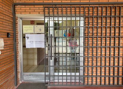El cartel que recibía a los pacientes en el Punto de Atención Continuada de Torrelodones les advertía: "Hoy no hay médico"