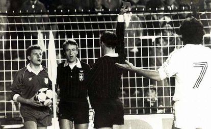 El árbitro Roger Schoeters expulsa a Damir Desnica en el Bernabéu en 1984.