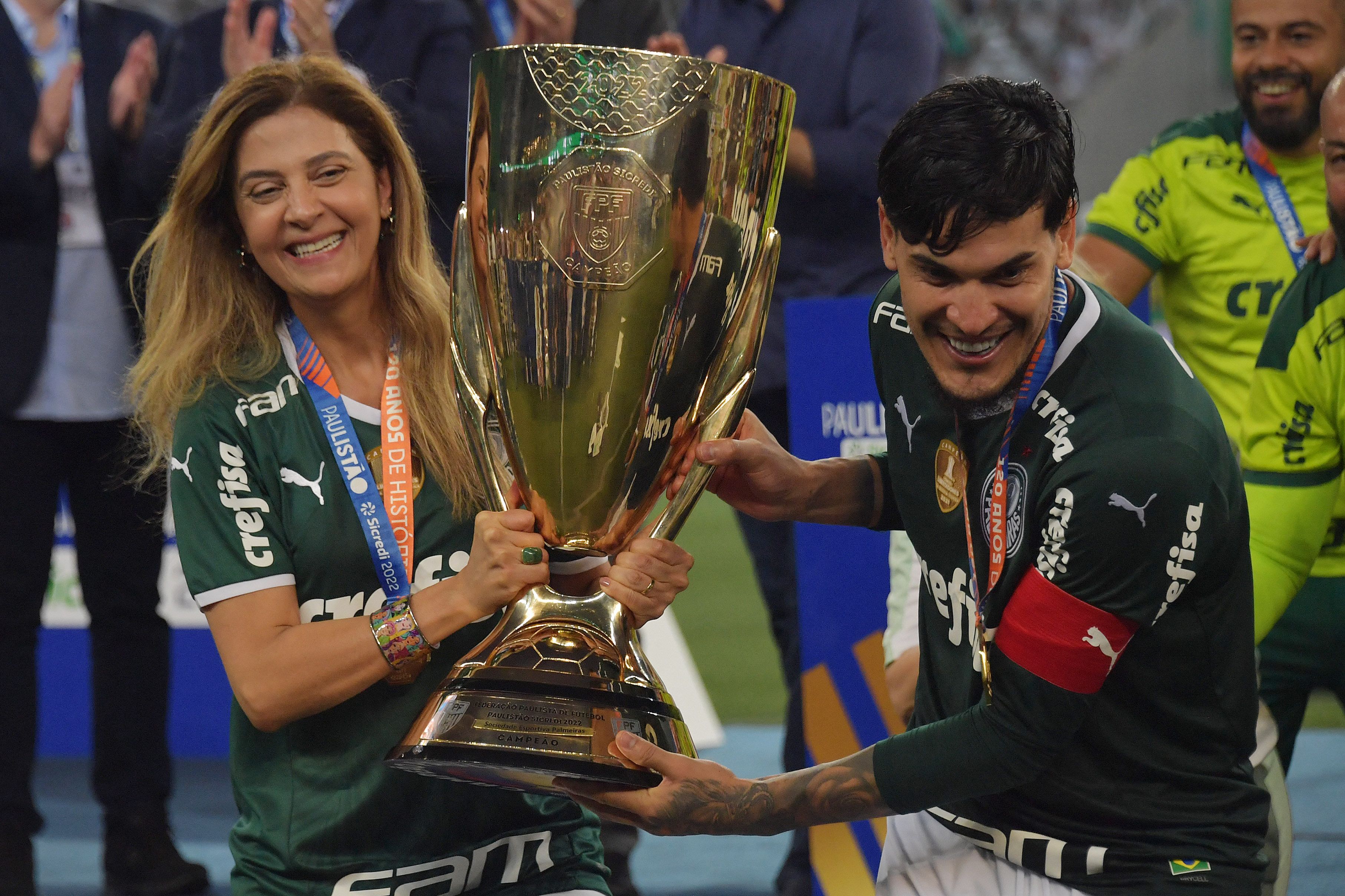 La presidenta Pereira y Gustavo Gomez, capitán del Palmeiras, sostienen el trofeo del campeonato Paulista, en São Paulo, el 3 de abril de 2022. 