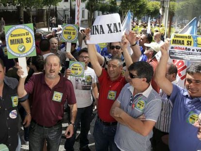 Partidarios de la mina ayer en Santiago 