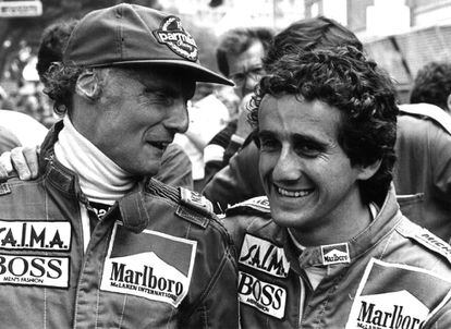 Los pilotos de Fórmula 1 Niki Lauda (a la izquierda) y Alain Prost con sus trajes de competición, en 1984.