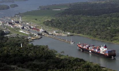 Esclusa del canal de Panamá a la altura de Colón.