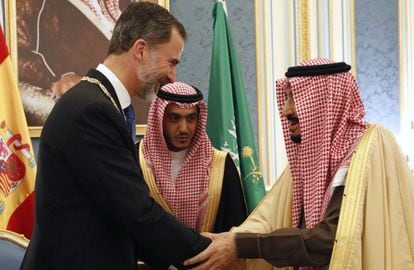 Felipe VI saluda al rey Salman bin Abdelaziz, este domingo.