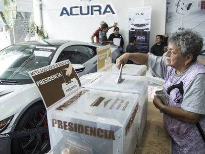 Una ciudadana vota en una casilla en Ciudad de México.