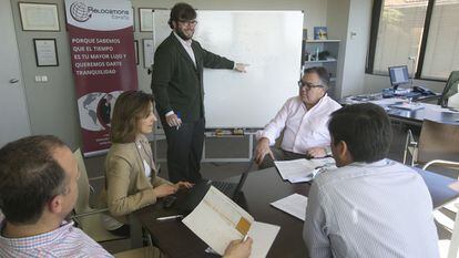 Empleados de la agencia Relocations España, con sede en Pozuelo de Alarcón (Madrid), se reúnen para organizar un traslado.