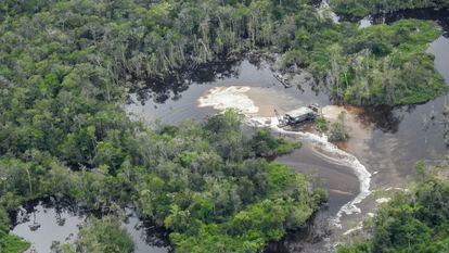 Una embarcación minera extrayendo oro ilegalmente de las aguas del río Puré, en el Amazonas, en la frontera entre Colombia y Brasil, el 3 de abril de 2022.