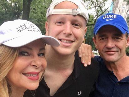 Álex Lequio con sus padres, Ana Obregón y Alessandro Lequio, en una imagen de Instagram.