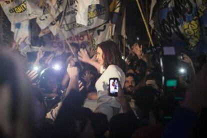 Cristina Fernández de Kirchner saluda a sus simpatizantes a las puertas de su casa en Buenos Aires.