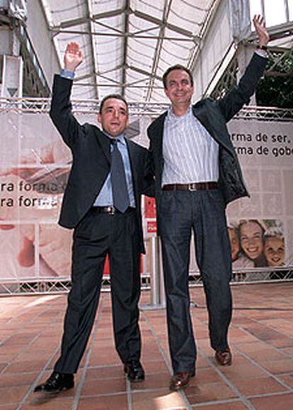 José Luis Rodríguez Zapatero (derecha), con Rafael Simancas, ayer en la fiesta en Madrid.