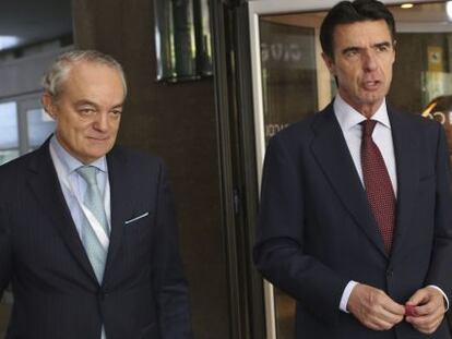 El ministro de Industria, Jos&eacute; Manuel Soria, junto al presidente de Ametic, Jos&eacute; Manuel de Riva, ayer en Madrid. 