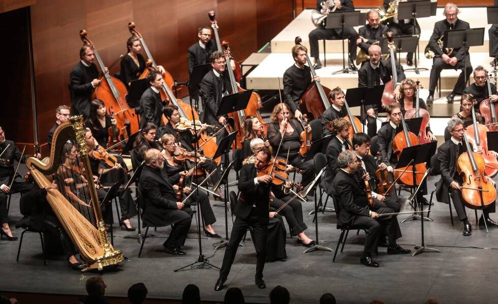 El violista Antoine Tamestit (de pie) junto a miembros de la Orquesta de París, durante 'Harold en Italia' de Berlioz.
