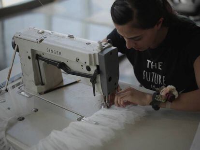 Una mujer en el taller de confección de tutús del festival Despertares.