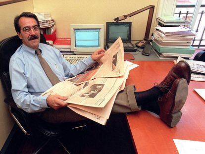 Emilio Ontiveros, leyendo EL PAÍS.