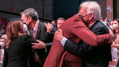 El líder del PSOE, Pedro Sánchez abraza al exlíder socialista, Felipe González, en presencia de José Luis Rodríguez Zapatero (i) y Joaquín Almunia (d), durante el congrso celebrado este sábado en Valencia