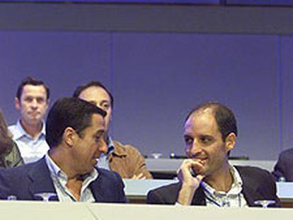 Eduardo Zaplana y Gerardo Camps, a la derecha, en el congreso del PP valenciano en 2002.