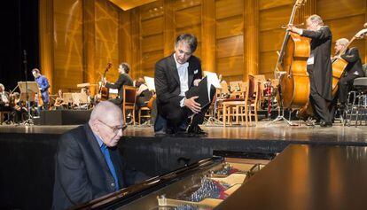 El compositor Gy&ouml;rgy Kurt&aacute;g, al piano en el teatro Real de Madrid.