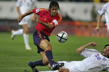 Raúl, en un partido de clasificación para Alemania 2006 frente a Serbia Montenegro.