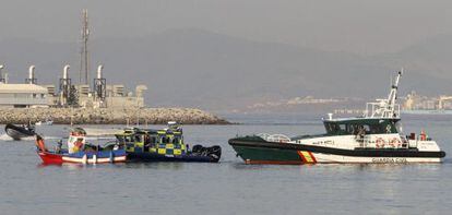 Un pesquero, acosado por una lancha de la Policía de Gibraltar. Detrás, la Guardia Civil.