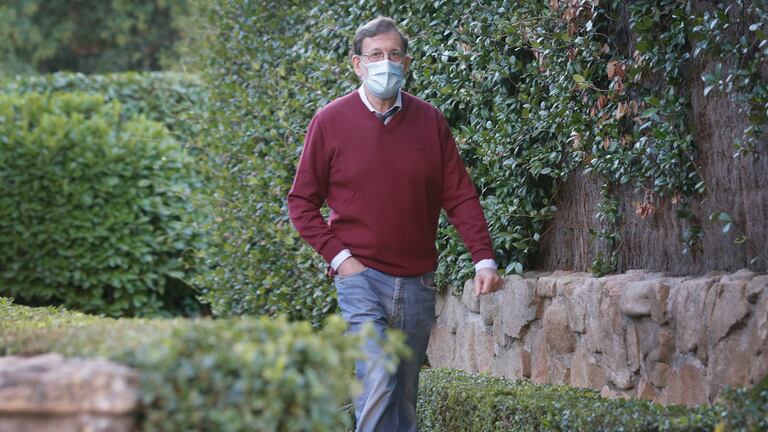 Mariano Rajoy saliendo de su casa, en una urbanización de Aravaca, en Madrid.