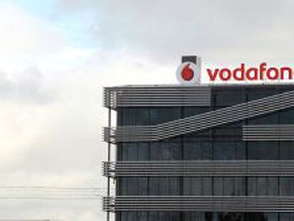 Logotipo de Vodafone en su sede de Madrid.