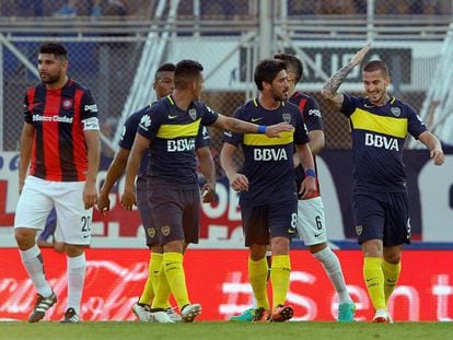 Boca celebra el gol de Benedetto, quien sali&oacute; lesionado un minuto despu&eacute;s.