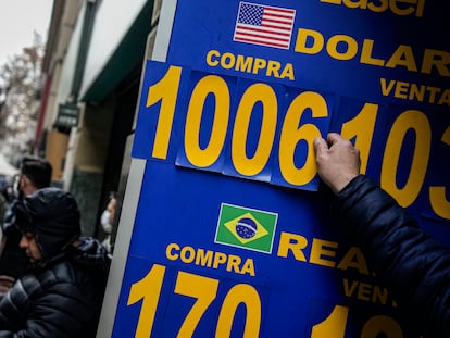 La pizarra de una casa de cambio de moneda en Santiago muestra la cotización del dólar frente al peso chileno, el 15 de julio de 2022.