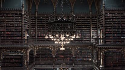 Detalles del salón principal del Real Gabinete Português de Leitura en la ciudad de Río de Janeiro, Brasil.