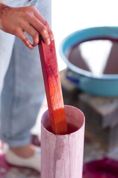 “Las piezas de maderas se sumergen en esta agua-tintura, ya que cuando el agua está hirviendo penetra completamente las fibras de la madera", dice Moisés. 