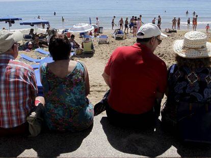 Turistas en la playa de Benidorm (Alicante).