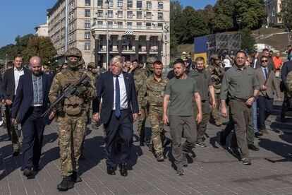 El primer ministro británico viajó por tercera vez a Ucrania, en una visita sorpresa, el día que se cumplían seis meses del inicio de la guerra. Johnson paseó junto al presidente del país, Volodimir Zelenski, por la capital.