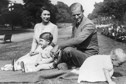 Carlos (en la imagen con sus padres y su hermana) es el príncipe que más años lleva siendo heredero al trono. 