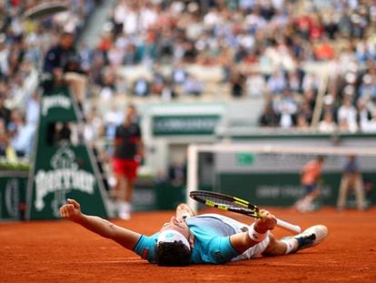 Cecchinato celebra su triunfo contra Djokovic en París.