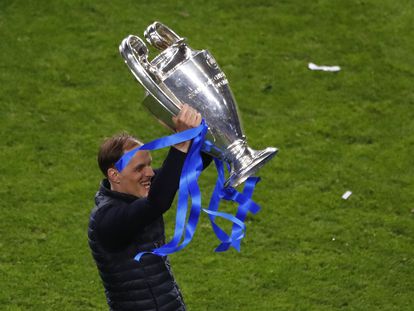 Thomas Tuchel levanta la copa de la Champions League conseguida por el Chelsea este domingo ante el Manchester City en Oporto.