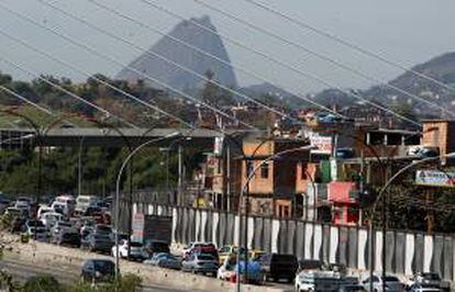 Entre las principales preocupaciones de Brasil está la fiscalización de las fronteras terrestres en las que se prevé un notable aumento del flujo de vehículos de transporte colectivo. EFE/Archivo